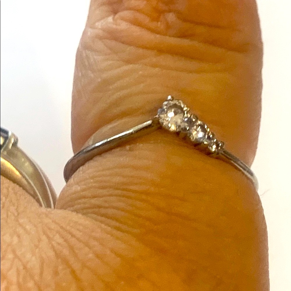 Sterling Silver Ring with Graduated CZ Stone Design sz 9